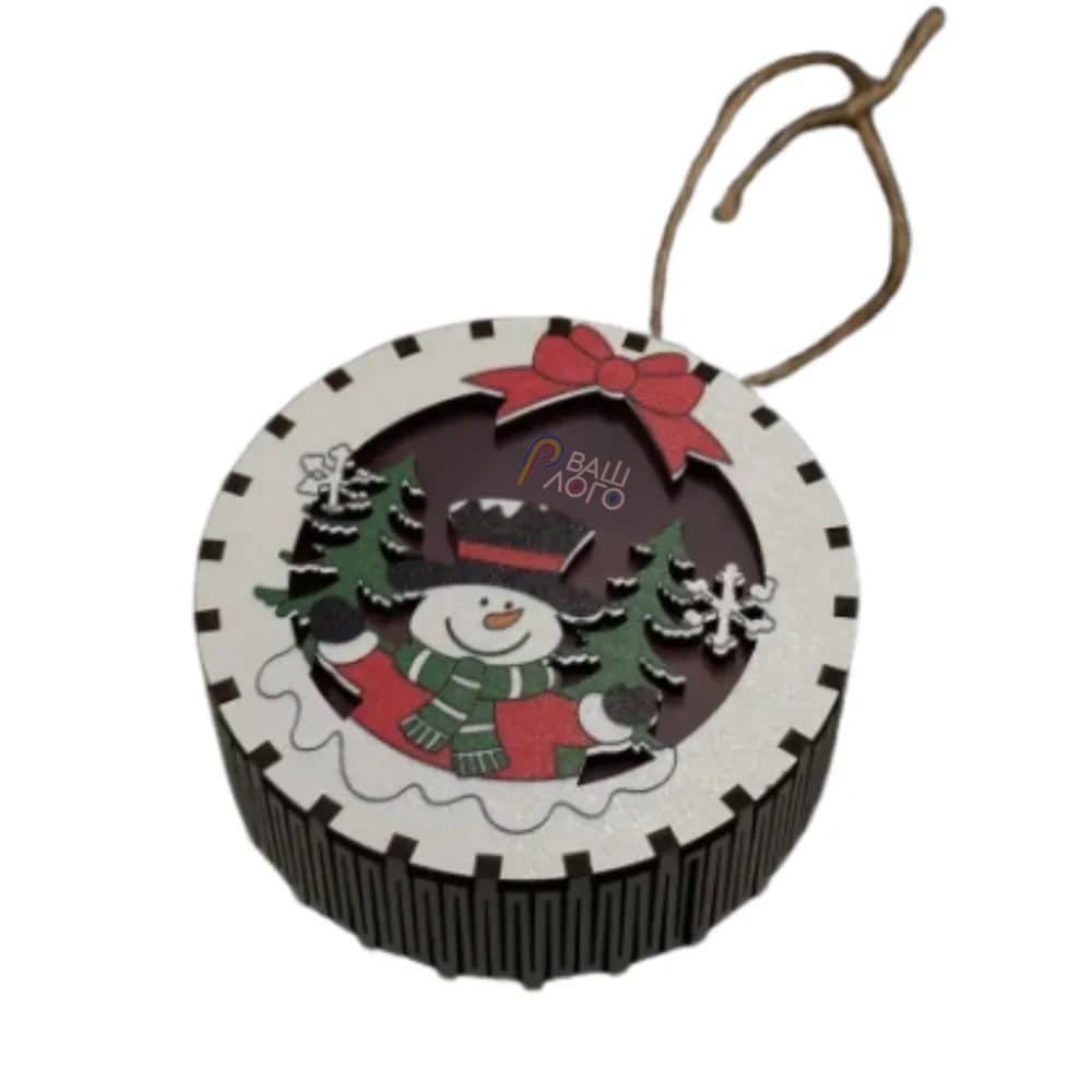 Деревянные новогодние игрушки с подсветкой Снеговик 85х32мм для вашего логотипа